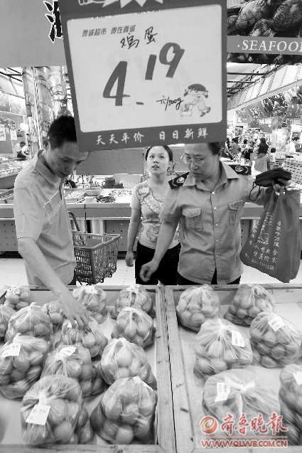 在枣庄市中区一家大型超市,市民在选购鸡蛋。