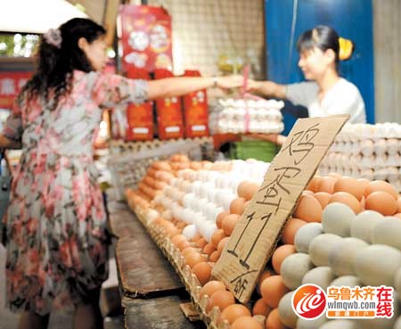 8月21日,青年路市场一摊主说,本月鸡蛋价格已从10元升到了11元。
