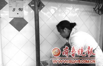 家家悦超市金沟寨店，新鲜鸡蛋的价格是3.9元/斤。　李园园 摄