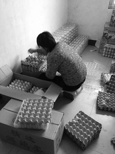 在“田老太”食品有限公司的“车间”内，一名妇女正在包装粉蛋。刘畅摄