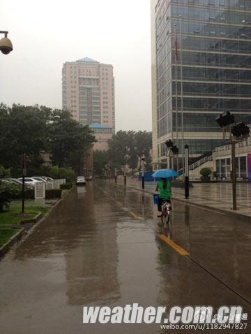 夜雨袭京城 今日北京阴有中到大雨局地暴雨