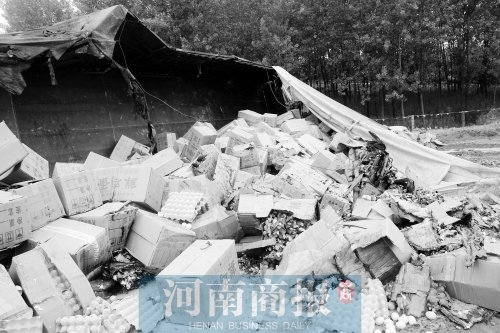 大货车高速爆胎引发侧翻 车上30吨鸡蛋碎了一地