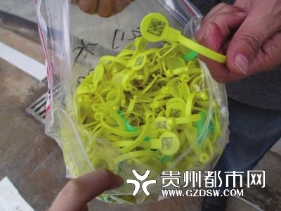 买活禽,用手机扫一下脚环