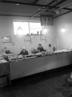 豆菜桥社区菜场,卖光鸡的摊位异常冷清