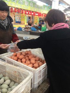 鸡蛋价格跌回“4”时代 天气变暖价格或将回升