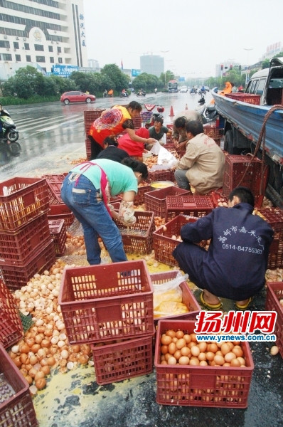 工人在挑拣鸡蛋。惠宇摄
