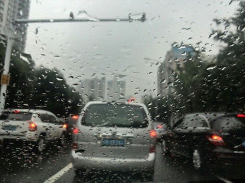 渝北区新南路因降雨交通缓慢（来源：墨迹实景）