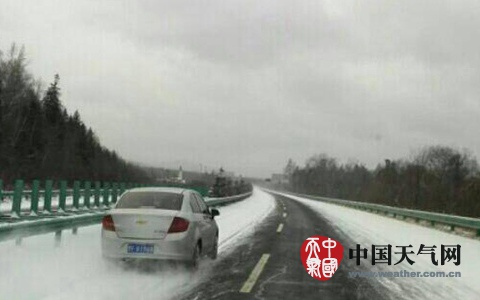 黑龙江上一次降雪致路面交通不畅