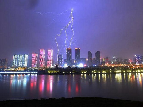  3月22日夜，湖南长沙遭遇暴雨雷电袭击。（图片来源于新华网）