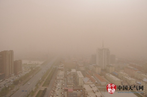 江南华南迎较强降雨 内蒙古等地沙尘持续