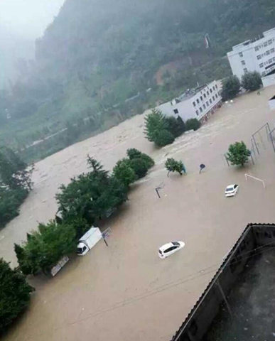 四川南江暴雨引洪水汽车被淹（图片来源：四川在线）