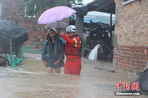 广西北海市银海区大江村数名村民被积水围困（来源：中新网）