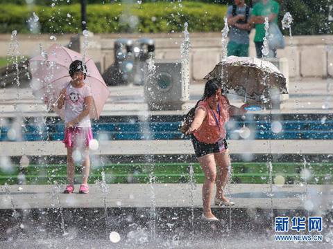 中东部开启闷热模式 上海最低气温30.7℃