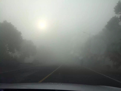 江苏今晨雾霾天气持续 多条高速路段限速