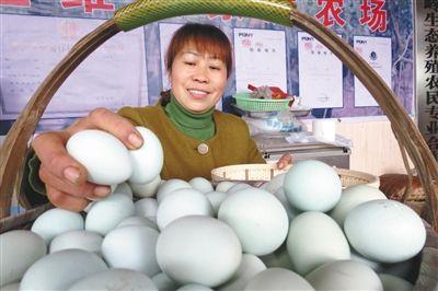 鸡蛋价值还在跌，日亏千元，蛋鸡养殖户要哭了！