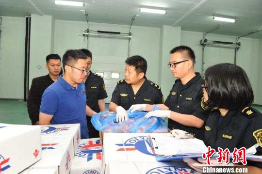 图为运抵西安港进口肉类指定口岸的货物接受检验检疫。　李涛 摄